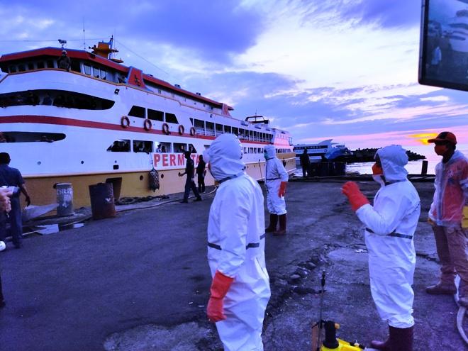 Pulang dari Ternate, 55 Warga Sulut yang Tiba di Pelabuhan Manado Jalani Rapid Test
