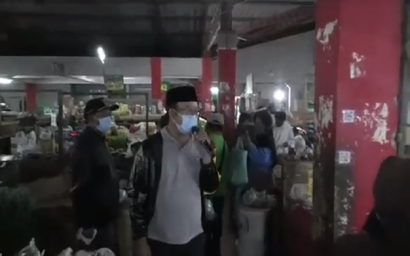 Bukan Bangunkan Sahur, Bupati Banyumas Keliling Pasar Jam 3 Pagi Razia Masker