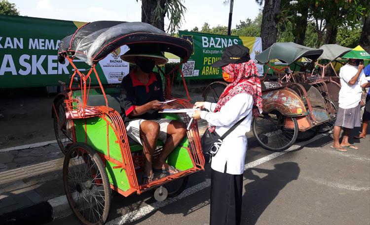 Baznas Kulonprogo Salurkan Zakat kepada Tukang Becak