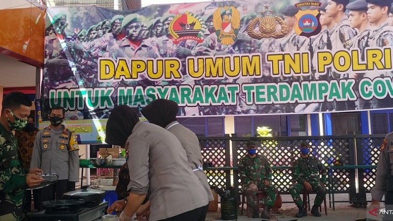 Siapkan 500 Bungkus Makanan per Hari, TNI dan Polri Masak Bersama di Dapur Umum Polresta Padang