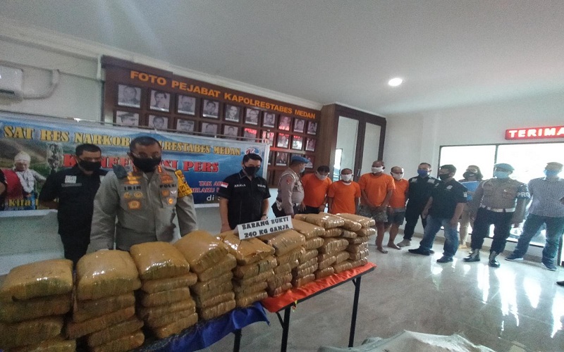 Gerebek Gudang Narkoba di Medan, Polisi Amankan 240 Kg Ganja Kering Siap Edar
