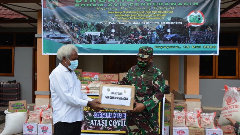 Jelang HUT-57 Kodam Cenderawasih, Pangdam Bagikan Sembako kepada Warga di Sentani