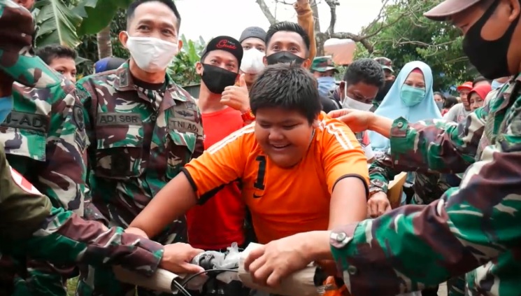 Bocah Penjual Jalangkote yang Di-bully Dapat Sepeda, Ibu Korban: Saya Bahagia tapi Sedih