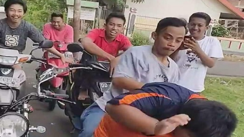 RZ Bocah Penjual Jalangkote Korban Bully di Pangkep Banjir Bantuan