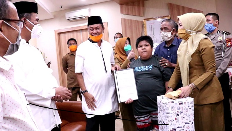 Amran Sulaiman Janjikan Bocah Penjual Jalangkote di Pangkep Jadi Karyawan Tiran Group