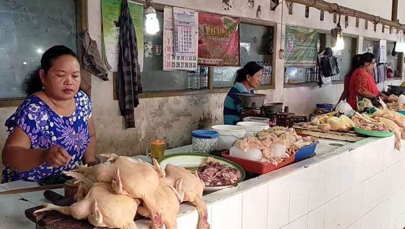 Harga Daging Ayam Naik di Blitar, Pedagang Keluhkan Pembeli Sepi