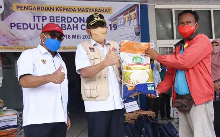 Terdampak Covid-19, Warga 8 Kecamatan di Padang Dapat Bantuan dari ITP