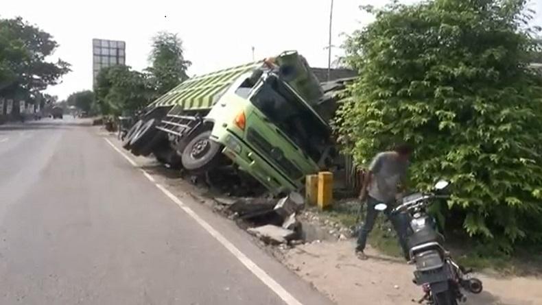 Diduga Sopir Mengantuk, Truk Tronton Tabrak 2 Rumah di Tuban
