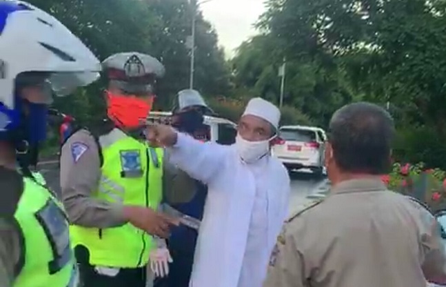 Langgar PSBB, Habib Umar Assegaf Bangil Adu Fisik dengan Petugas di Surabaya
