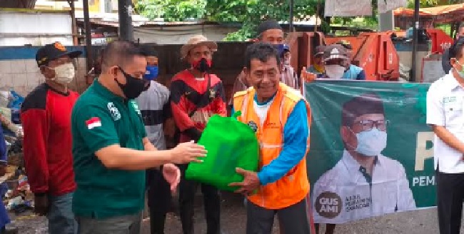 PKB Jateng Berikan Paket Sembako ke Petugas Sampah