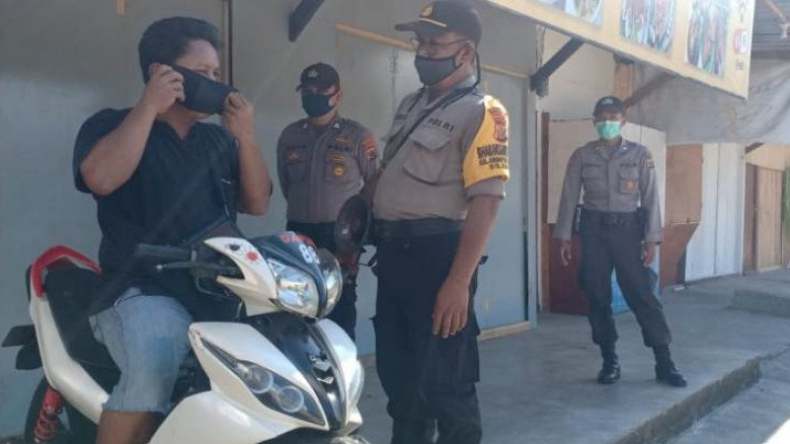 Patroli Jalan Kaki, Polisi di Jayapura Tegur Warga Masih Buka Warung