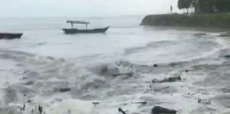 Banjir Rob Terjang Pantai Kuta dan Petitenget, Air Laut Meluber ke Jalan
