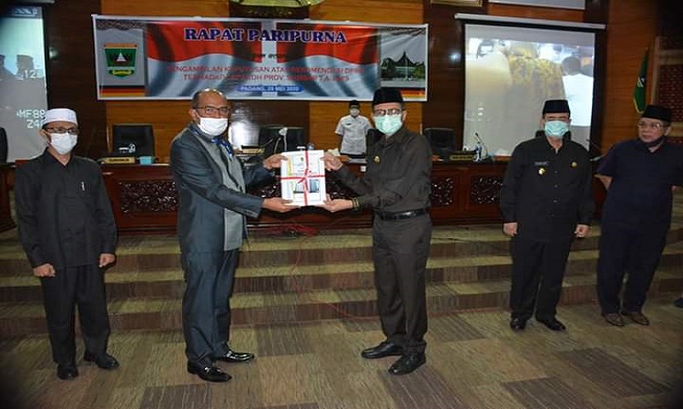 DPRD Sumbar Serahkan Hasil Keputusan Rekomendasi LKPJ Gubernur Sumbar
