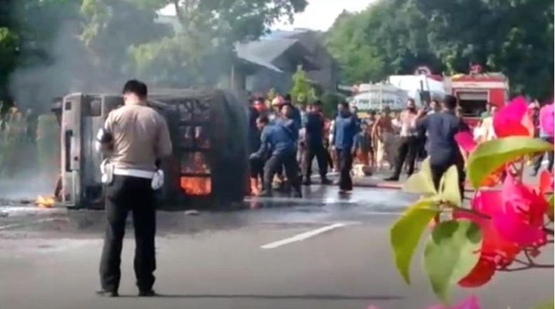 Mobil Boks Terbakar di KM 18 Gerbang Tol Bandar Selamat Medan, Diduga Memuat BBM