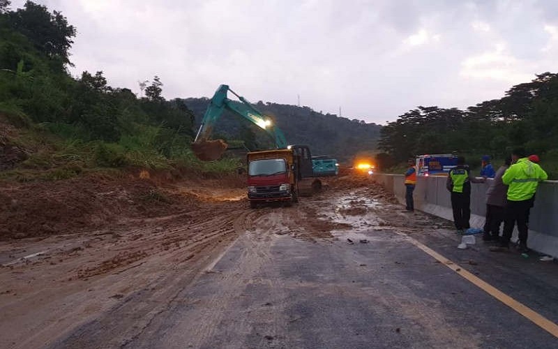 Tanah Longsor Timbun Ruas Tol Semarang-Solo di KM 426, Kendaraan Dialihkan