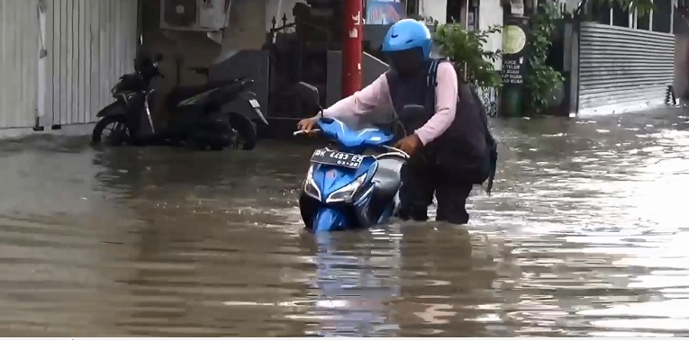 Sungai Badung Meluap, Sejumlah Jalan di Denpasar Terendam Banjir