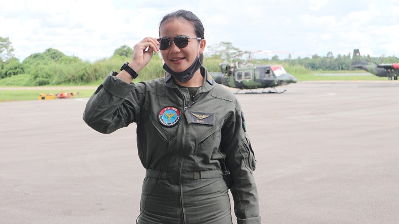 Sosok Anong, Pilot Cantik di Balik Helikopter yang Bantu Distribusi Beras ke Pelosok