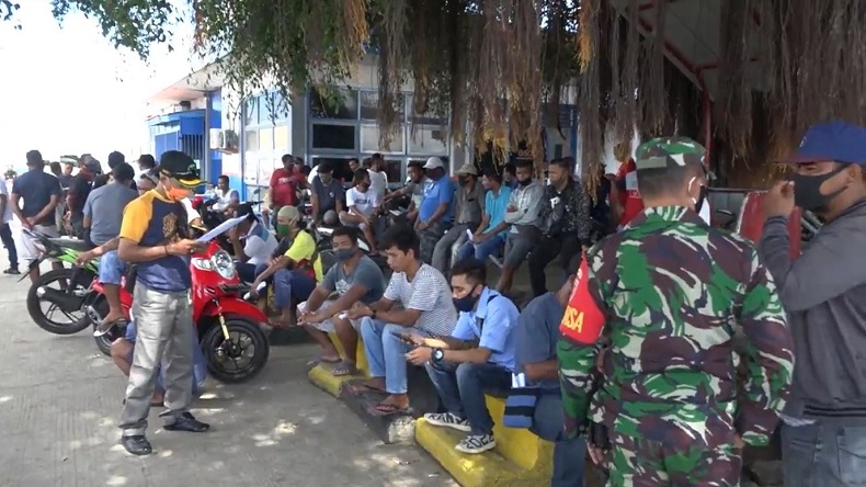 Tolak Rapid Test Bayar Rp600.000, Ratusan Sopir Truk Logistik di Ternate Mogok Kerja