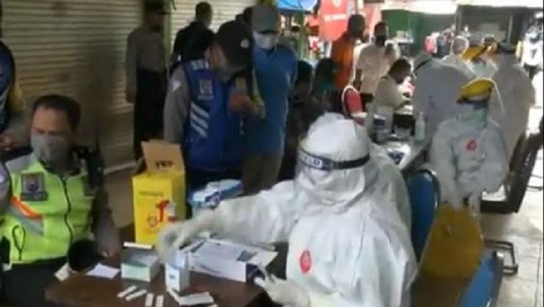 Puluhan Personel Polsek Taman Sidoarjo Rapid Test sebelum Bertugas di Zona Merah