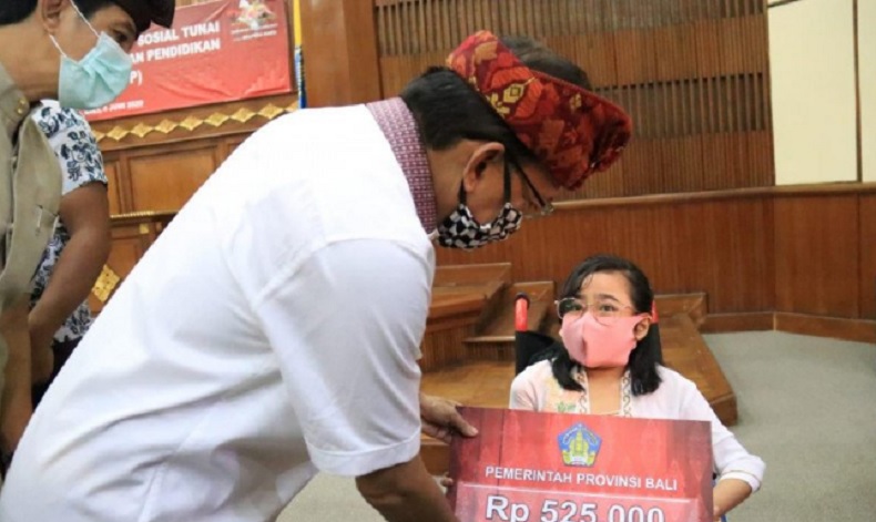 Gubernur Koster Kucurkan Rp13,8 Miliar Bantuan untuk Mahasiswa yang Orang Tuanya Kena PHK