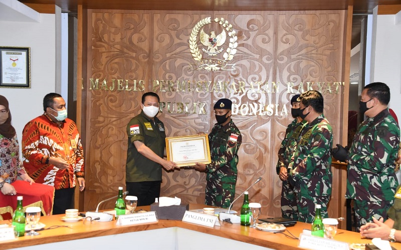 2 Prajurit TNI AL Dapat Penghargaan dari MPR, Gunakan THR Bantu Nelayan Terdampak Covid-19