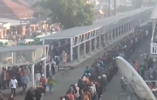 Kantor di DKI Jakarta Beroperasi Normal, Antrean Penumpang KRL Panjang