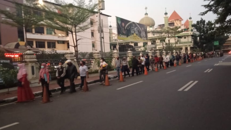 Penampakan Antrean Pemohon SIM di Jaksel Senin Pagi, Mengular Puluhan Meter