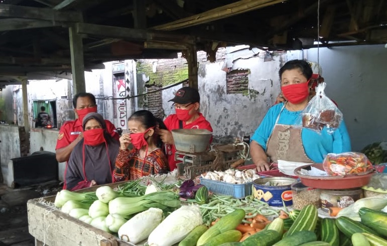 Baguna PDIP Jatim Bagikan 50.000 Masker ke Seluruh Pasar di Surabaya