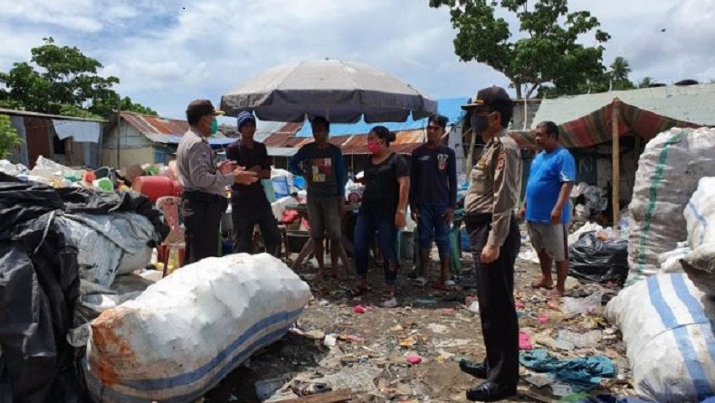 Satgas Nusa Aman II Polda Sulut Ajak Warga TPA Sumompo Patuhi Protokol Kesehatan