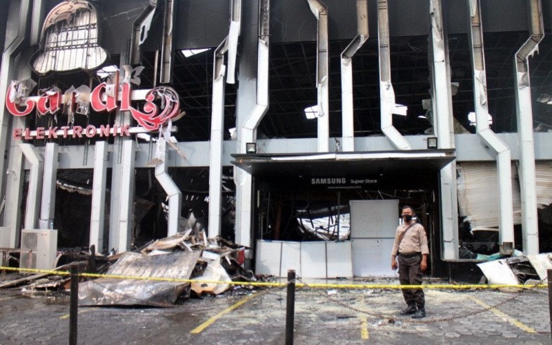 Toko Elektronik Candi di Solo Ludes Terbakar