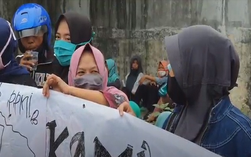 Tolak PHK Sepihak, Ratusan Buruh Unjuk Rasa di Depan Gerbang PT Unibis