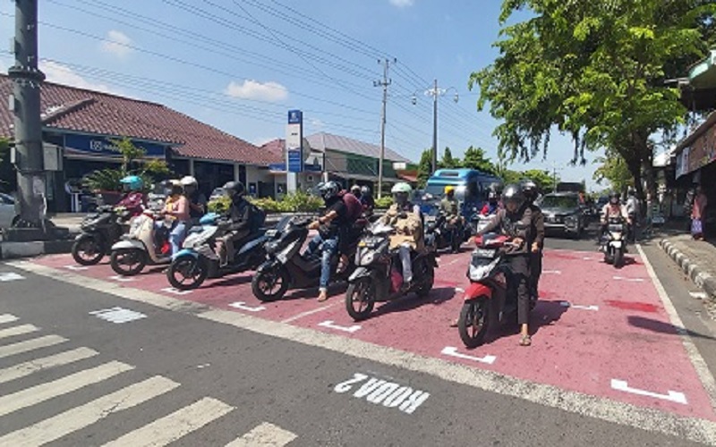 Bak Sirkuit MotoGP, Ada Garis Jarak Tiap Motor di Lampu Merah Sukoharjo