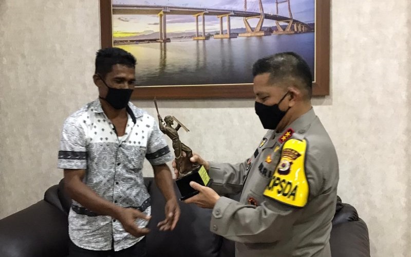 Kunjungan Balasan, Keluarga Pahlawan Kapitan Pattimura Berikan Cendera Mata untuk Kapolda Maluku