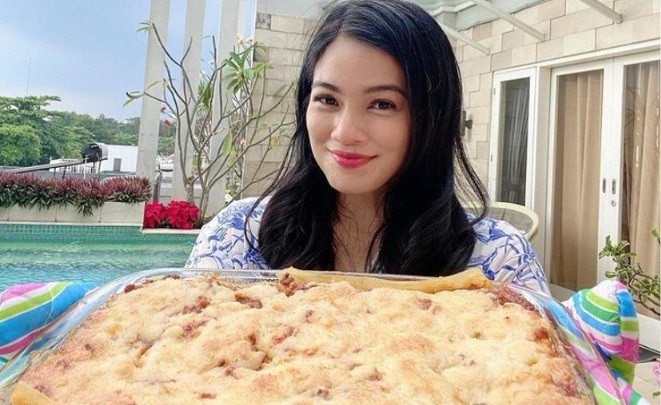 Cara Titi Kamal Usir Kebosanan selama Corona, Bikin Rumah ala Resto hingga Masak Lasagna