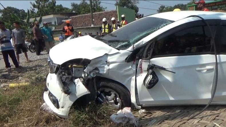 Mobil Disambar Kereta di Garum-Blitar, 6 Penumpang Luka-Luka