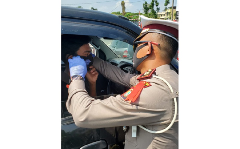 Polrestro Depok Bagi-Bagi Masker untuk Pengendara
