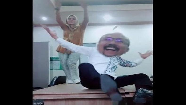 Viral Oknum Kepala Dinas di Bondowoso Joget Bersama Perempuan di Atas Meja Kantor