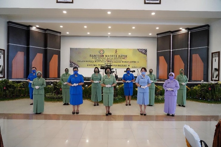 Dharma Pertiwi Daerah Manado Serahkan Bantuan Ratusan Masker Batik ke Makodam Merdeka