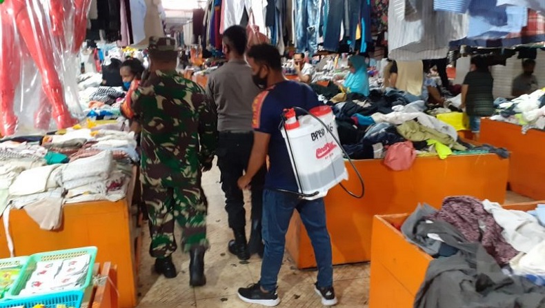 Pastikan Masyarakat Nyaman Belanja, Personel TNI-Polri di Kepulauan Sangihe Semprot Pasar