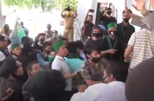 Demo Tolak TKA China di Kolaka Ricuh, Mahasiswa Baku Hantam dengan Polisi