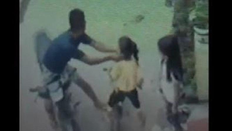 Terekam CCTV, Pengendara Motor Jambret Anting Bocah Perempuan di Medan