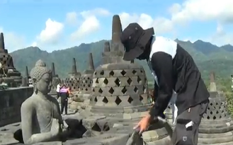 Candi Borobudur Langsung Dibersihkan usai Terkena Abu Vulkanik