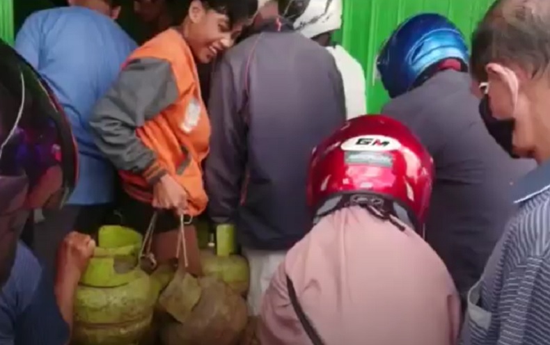 Abaikan Protokol Kesehatan, Warga Pontianak Berdesakan Demi Gas 3 Kg