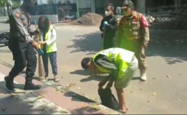 Tak Pakai Masker, Warga Tasikmalaya Dihukum Menyapu Jalan dan Fasilitas Umum