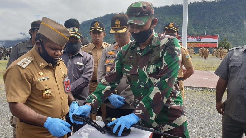 Tobat, Eks KKB di Puncak Jaya Serahkan Pistol Baretta ke TNI