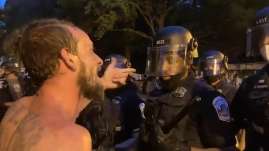Polisi Kulit Hitam di AS Diserang Kata-Kata Kasar dan Rasial oleh Demonstran Kulit Putih