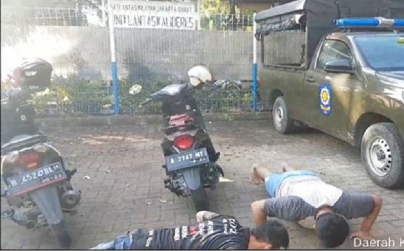 Keluyuran Tak Pakai Masker, 2 Remaja Kalideres Dihukum Push Up
