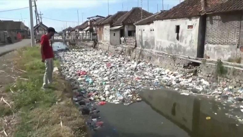 Warga Buang Sampah Sembarangan, Bau Busuk Tercium dari Muara Sungai di Pasuruan