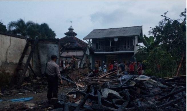 Ratusan Santri di Cianjur Mengungsi karena Ponpes Terbakar