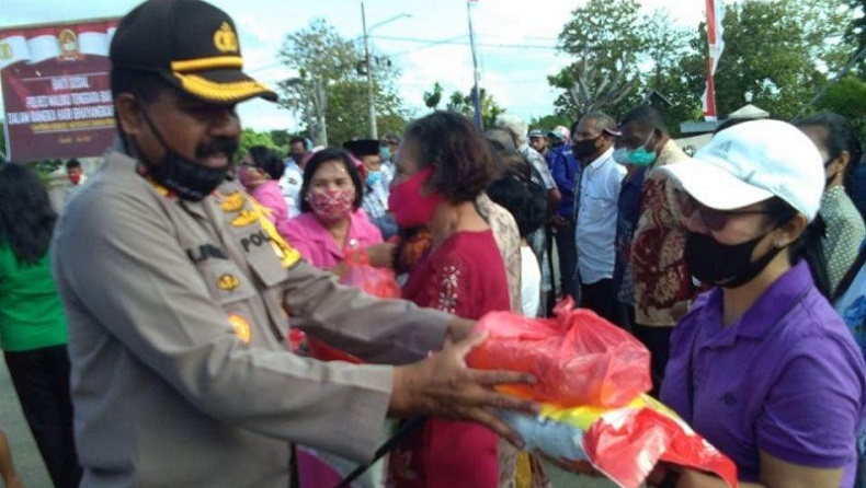Peringati Hari Bhayangkara, Polda Maluku Tenggara Barat Bagikan Paket Kebutuhan Pokok